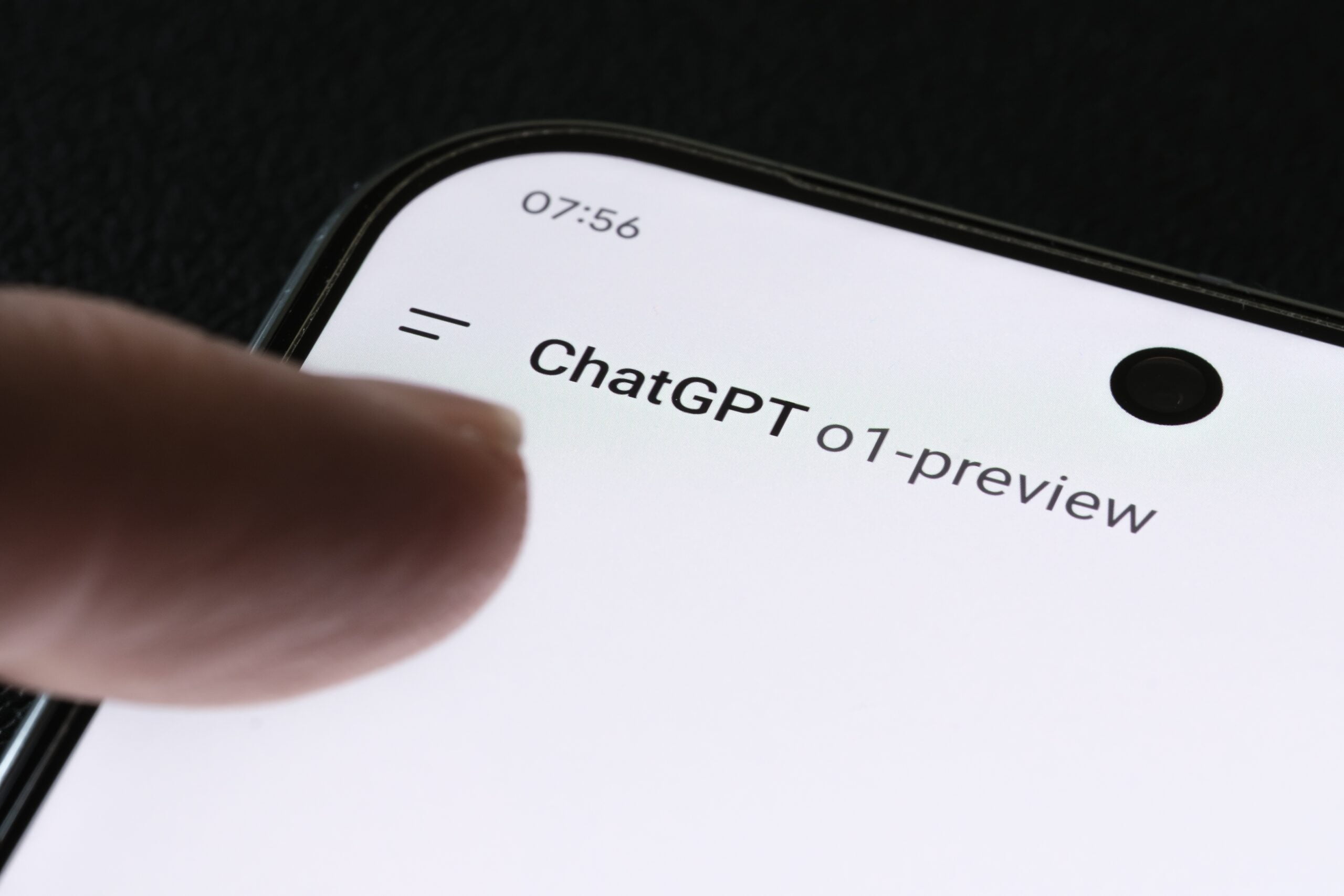 Zbliżenie ekranu smartfona z aplikacją ChatGPT 01-preview.