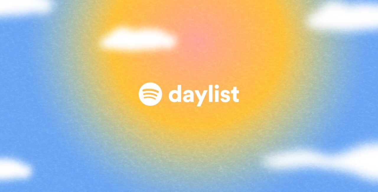 Logo Spotify Daylist na tle wschodzącego słońca z kilkoma chmurami na niebie.