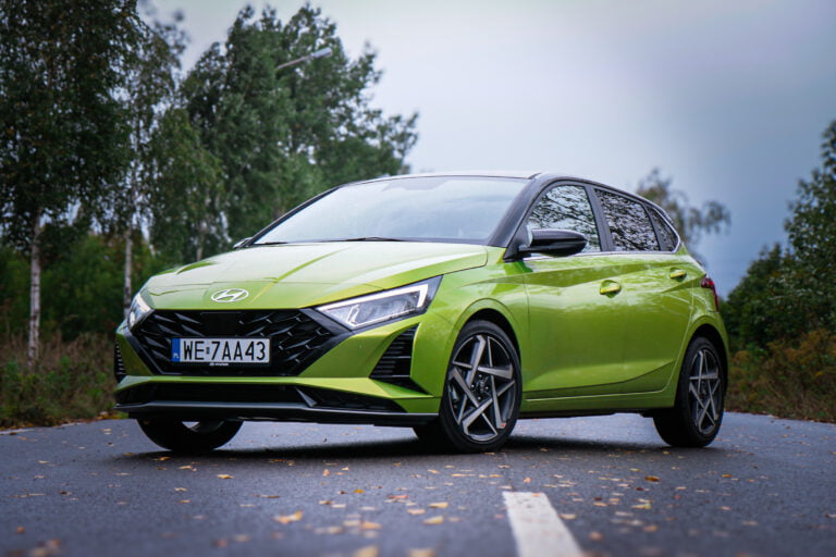 Zielony samochód Hyundai i20 2024 na drodze, test hyundai i20 2024.