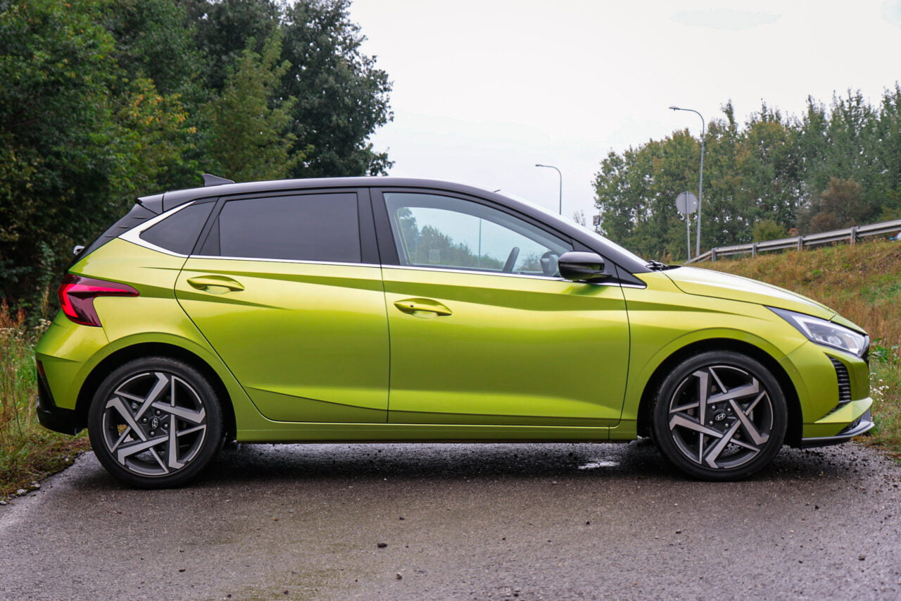 Zielony Hyundai i20 2024 na parkingu podczas testu.