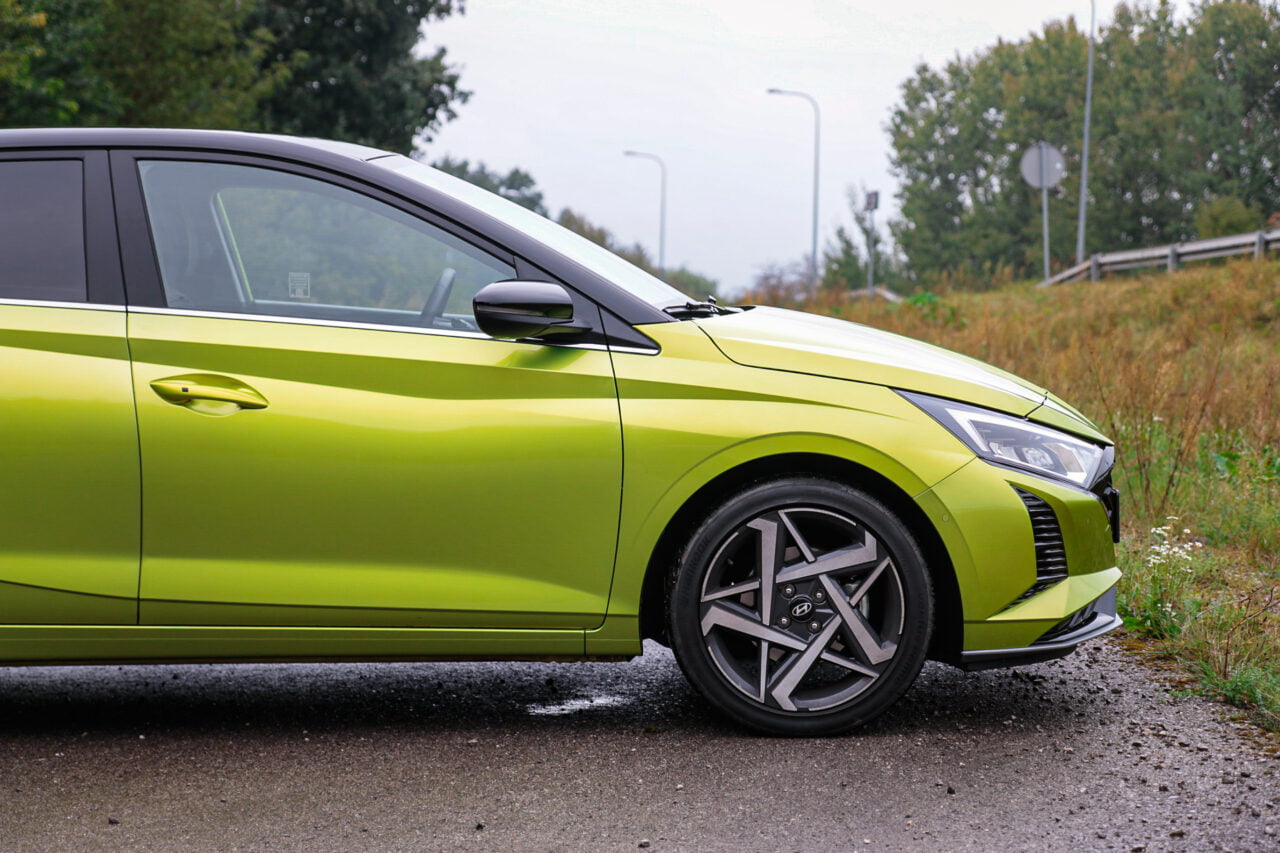 Test Hyundai i20 2024, widok boczny auta w kolorze zielonym na zewnątrz.