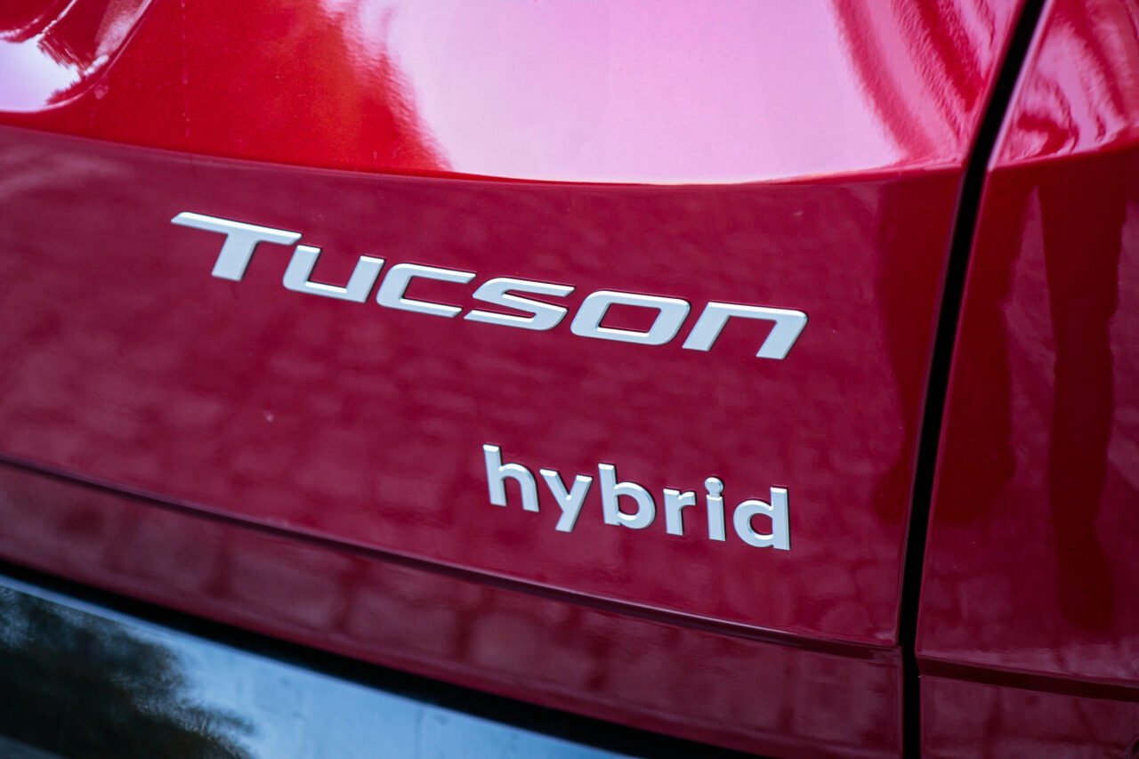 test Hyundai Tucson Hybrid 2024, tył samochodu, logo.