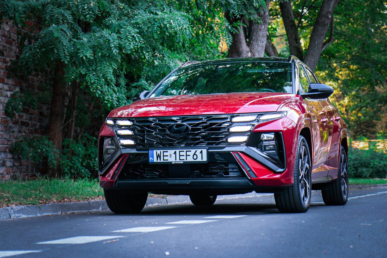 Czerwony samochód Hyundai Tucson Hybrid FL 2024 na ulicy, test.