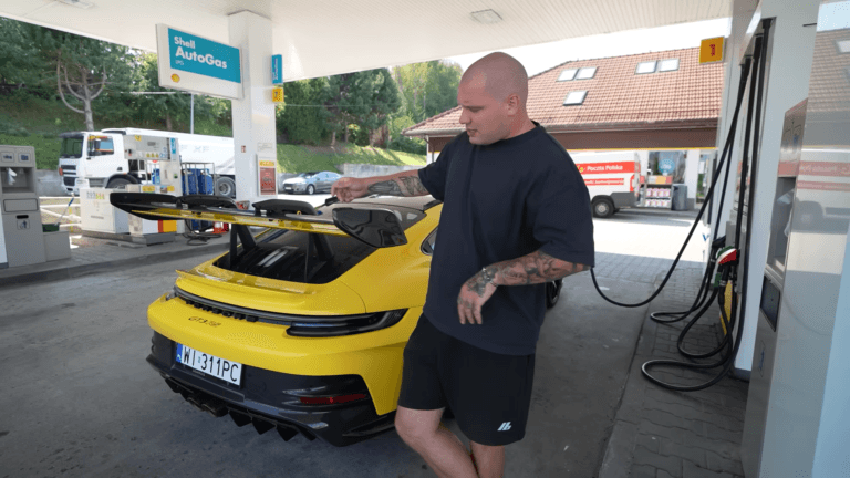 Mężczyzna przy żółtym samochodzie sportowym na stacji benzynowej Shell AutoGas. To Budda, Loteria 7 Aut 2